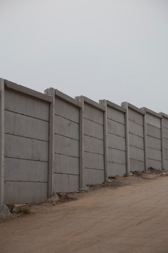 Blog 201 Cum evităm fisurarea împrejmuirilor din beton